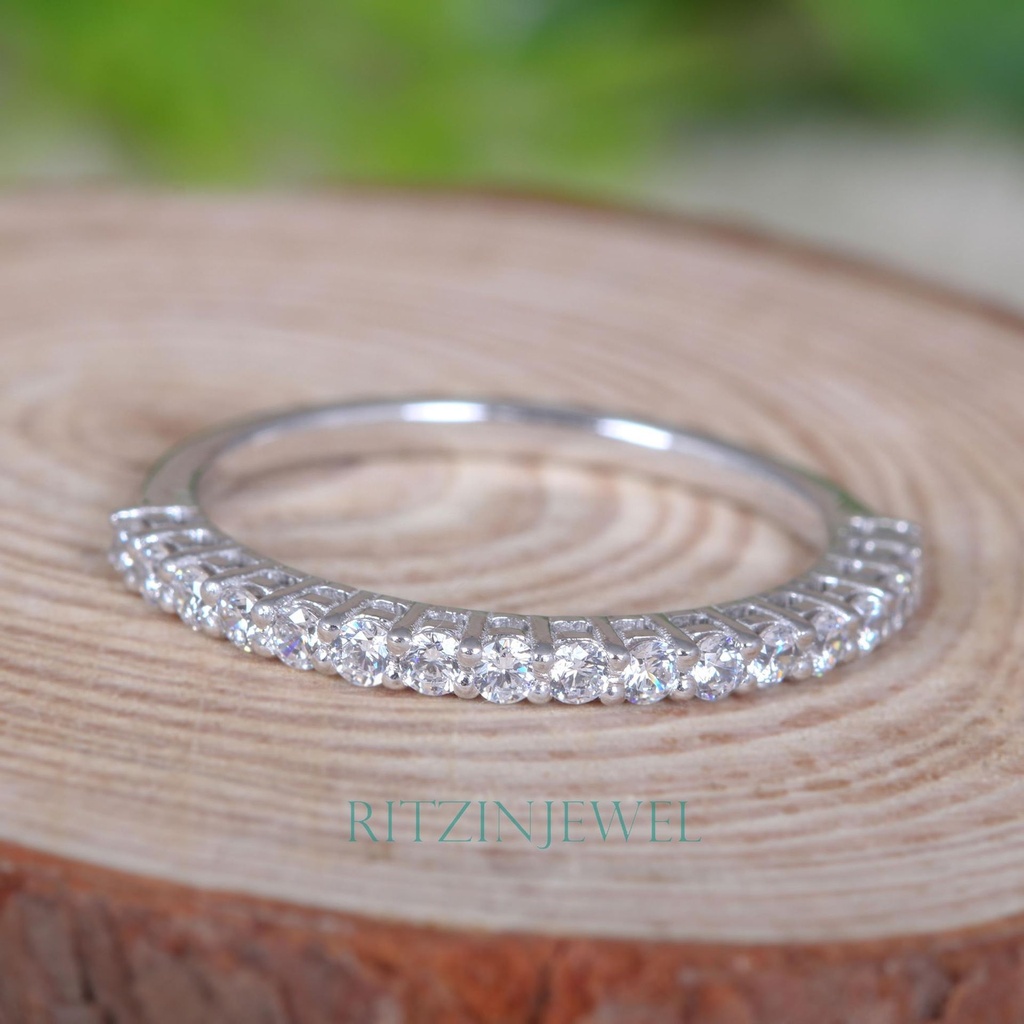 Round Band Diamond Engagement Ring for Women