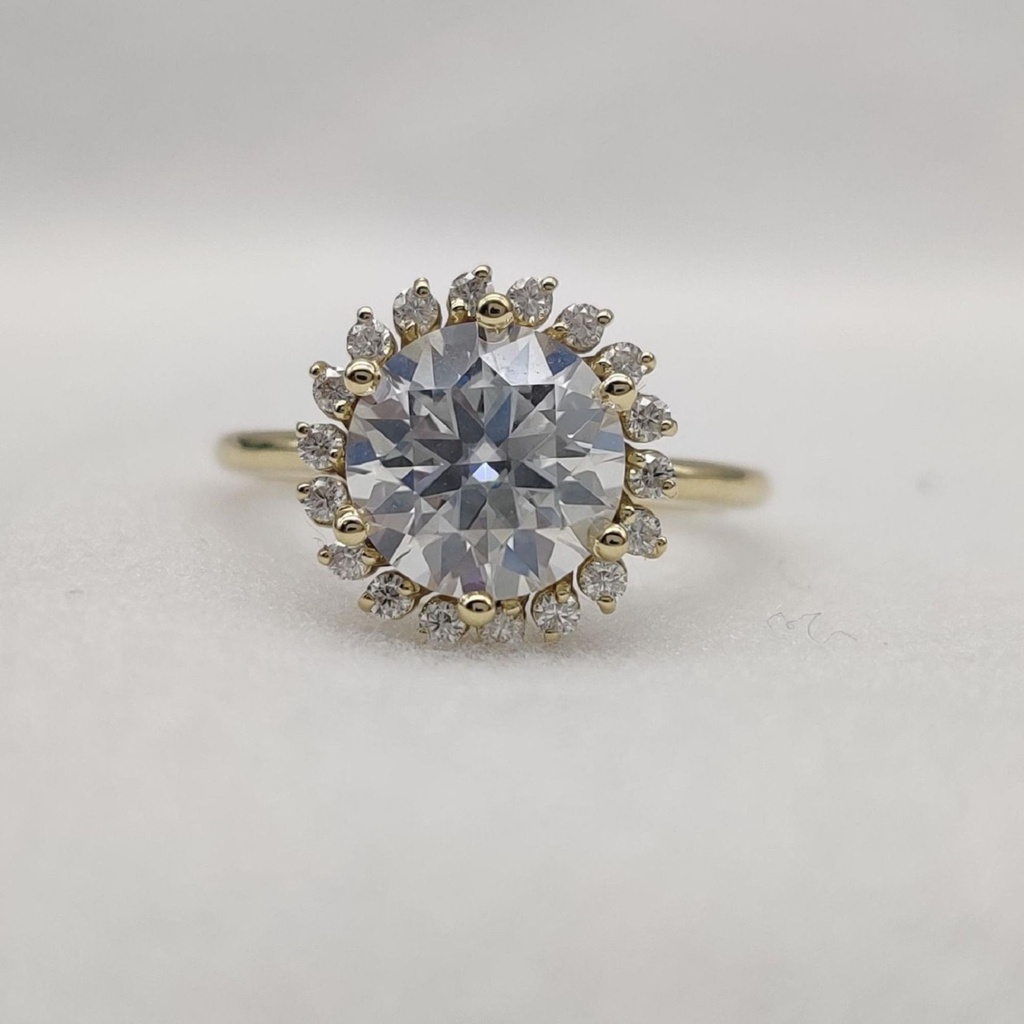 Round Cut Diamond Halo Engagement Ring for Women