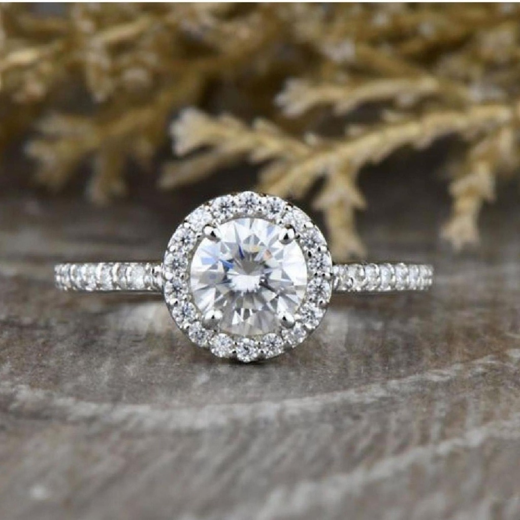 Round Cut Diamond Halo Engagement Ring For Women