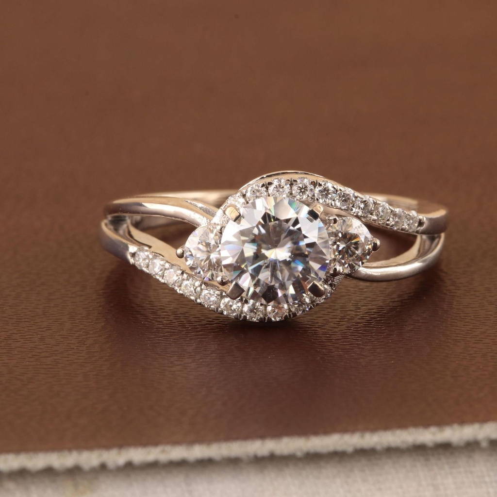 Round Cut Diamond Twisted Anniversary Ring for Women