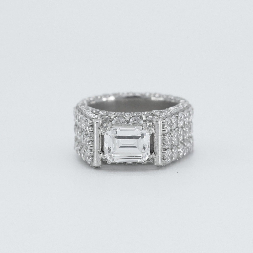 Distinctive yet sophisticated Emerald cut 14 kt White Gold Round Cut Lab Grown Diamond ring with VVS Clarity