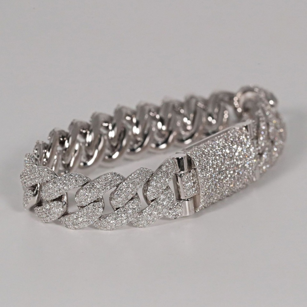 On trend men's 14kt gold bracelet showcasing IGI certified lab grown diamonds with impeccable VVS clarity