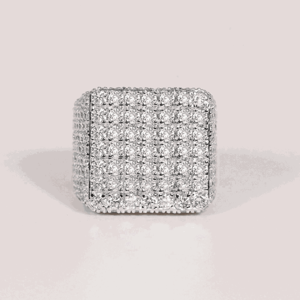 Explore our latest 14 kt white gold lab-made diamond, flaunting impeccable VVS clarity for men