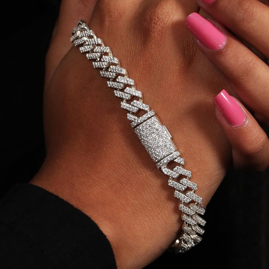 Trendy unisex cuban link diamond bracelet crafted in 14 kt white gold with vvs clarity diamond