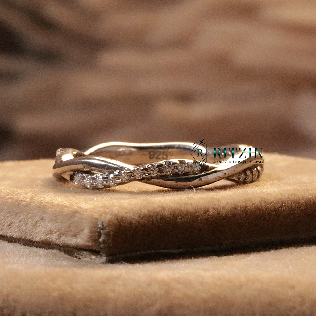Round Cut Diamond Twisted Style Prong Set Band Engagement Ring For Women