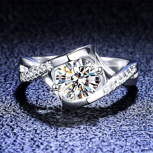 Round Cut Diamond Twisted Anniversary Ring for Women