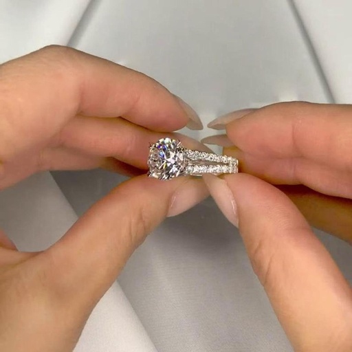 Round Cut Diamond Split Shank Anniversary Ring for Women