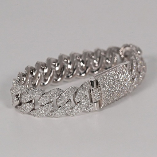 On trend men's 14kt gold bracelet showcasing IGI certified lab grown diamonds with impeccable VVS clarity