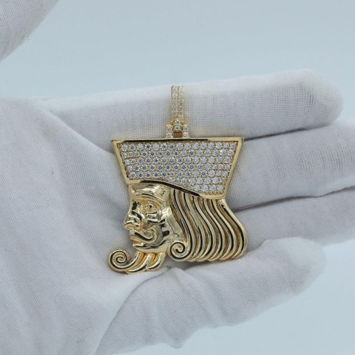 This pendant made with yellow gold and personalized lab-grown diamonds is uniquely charming and stylish