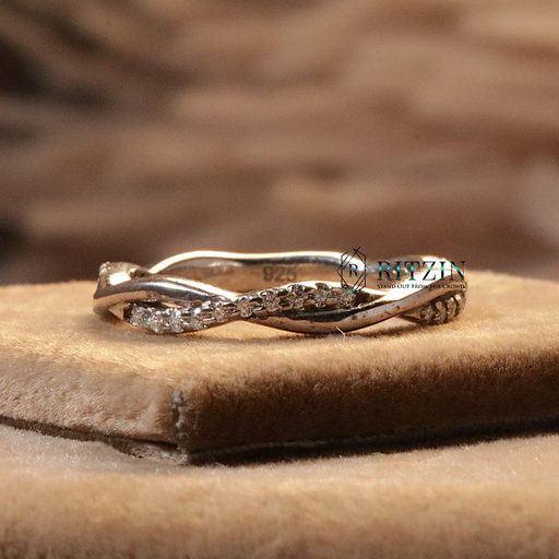 Round Cut Diamond Twisted Style Prong Set Band Engagement Ring For Women